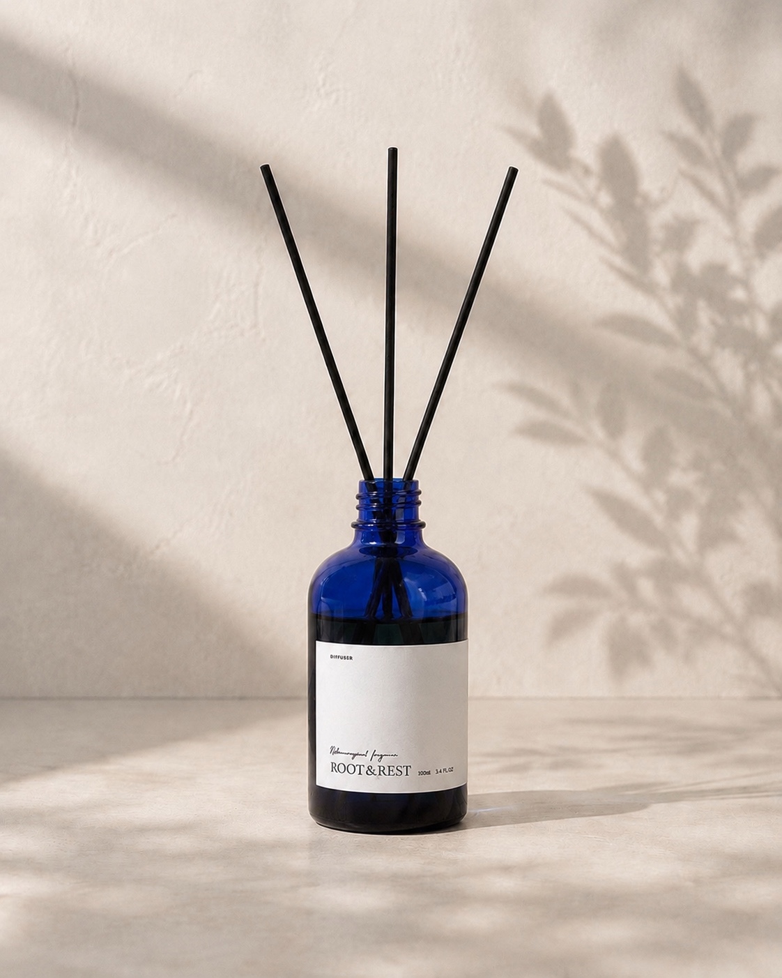 Root & Rest リードディフューザー 100mL。青いガラスボトルと3本の黒いリード