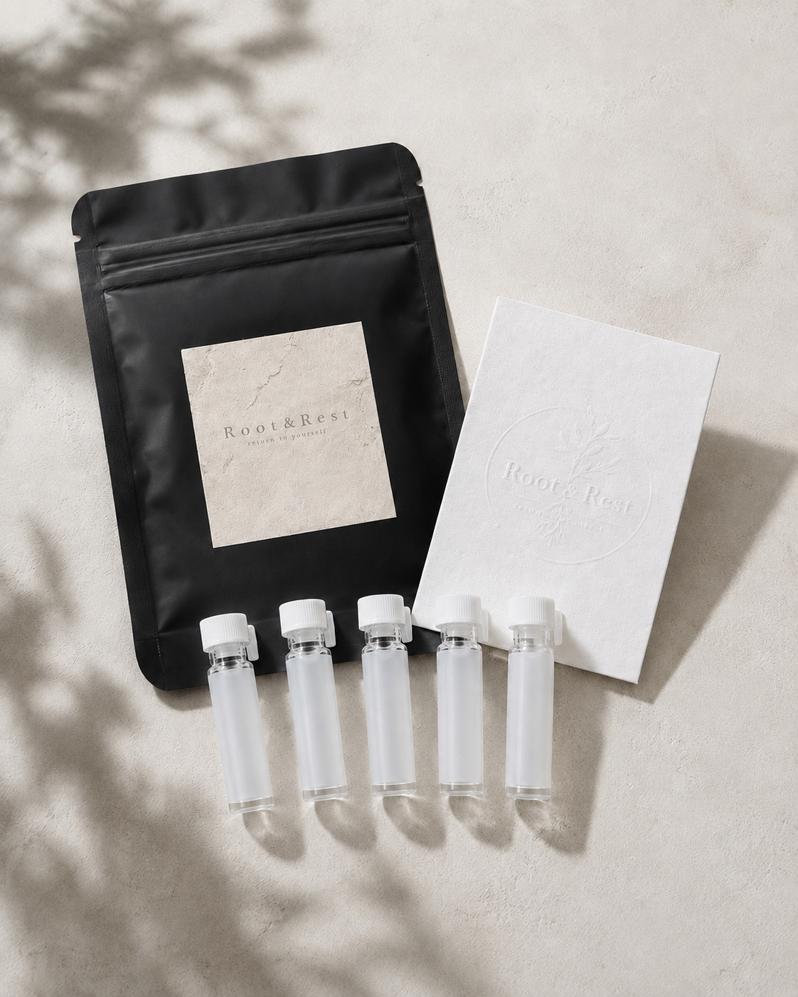 Root & Rest 5点香りテスターセット。5本の小さなガラスボトルとパッケージ