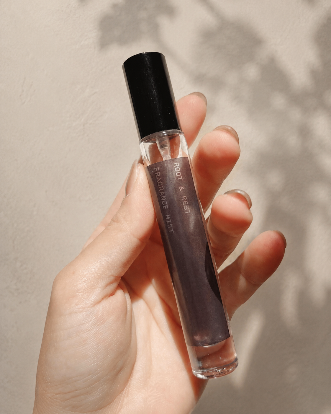 手に持ったRoot & Rest フレグランスミスト 10mL
