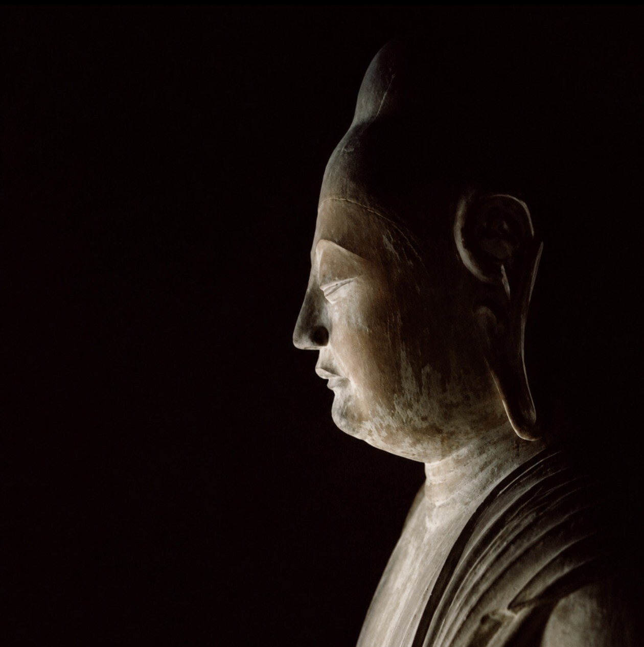 薄暗い古い木造寺院に連なる太い柱と乾いた床