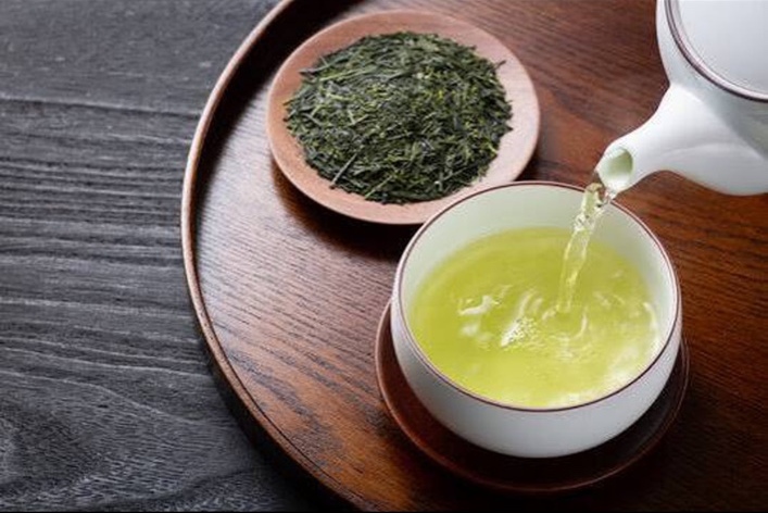 急須から注がれ、淡い緑色に揺れる煎茶