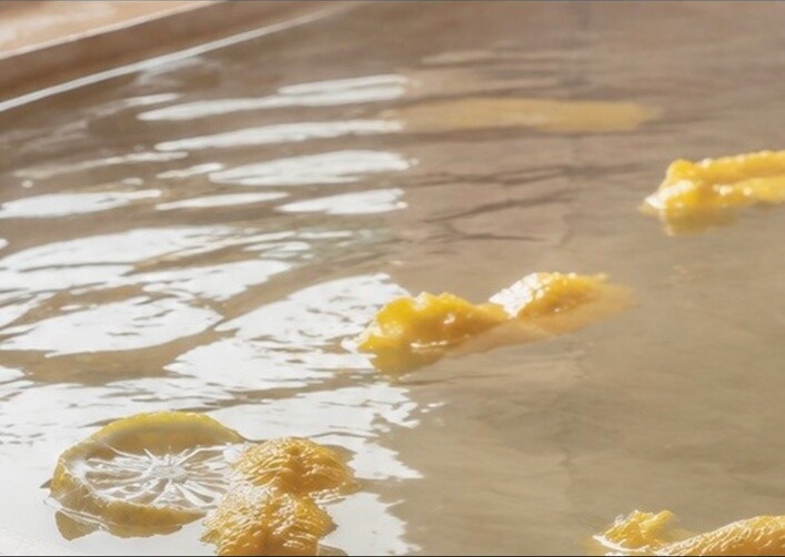 湯気を含んだ水面に浮かぶ柚子皮